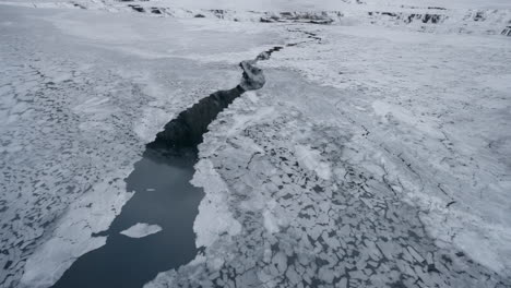POV-Aufnahmen-Einer-Winterlichen-Bootsfahrt-Durch-Den-Norwegischen-Geirangerfjord,-Mit-Atemberaubenden-Ausblicken-Auf-Das-Eis-Im-Wasser-Von-Den-Umliegenden-Schneebedeckten-Bergen-Aus