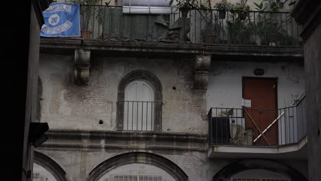 Schwenken-Sie-Die-Fassade-Eines-Italienischen-Wohnhauses-Mit-Balkonen-Auf-Die-Straßenszene