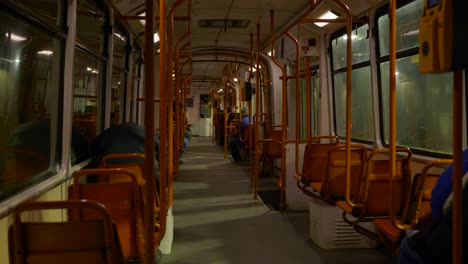 Öffentliche-Straßenbahn-Nachts-Im-Unterirdischen-Gang