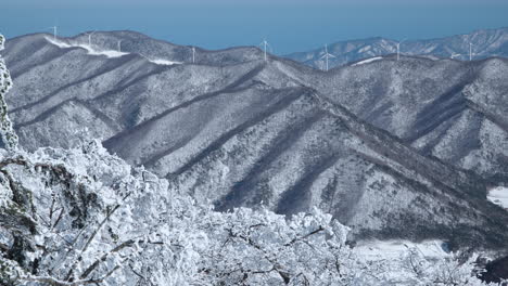 Balwangsan-Bergblick-Auf-Das-Schneebedeckte-Daegwallyeong-Gebirgstal-Mit-Riesigen-Windkraftanlagen-Auf-Gipfeln-In-Pyeongchang-gun,-Gangwon-do,-Südkorea