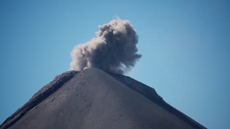 Ausbruch-Des-Vulkans-Fuego,-Nahaufnahme,-Felsen,-Aschewolken,-Intensiver-Tagesausbruch,-Aufnahmen-Von-Naturkatastrophen