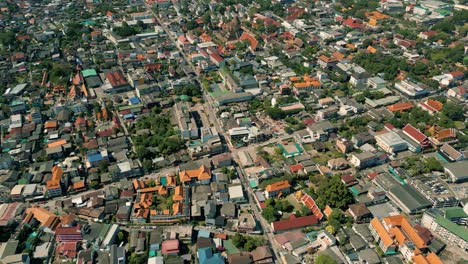 4K-Filmische-Urbane-Drohnenaufnahmen-Einer-Panorama-Luftaufnahme-Der-Stadt-Chiang-Mai,-Thailand,-An-Einem-Sonnigen-Tag