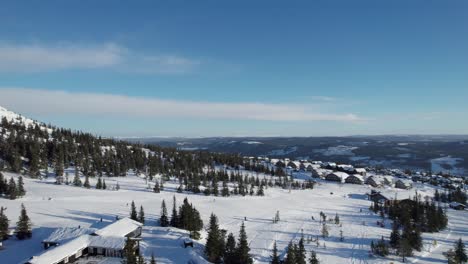Vista-Aérea-De-La-Gente-Esquiando-En-Trysil-Noruega-Deportes-De-Invierno-Escandinavia---Toma-Panorámica
