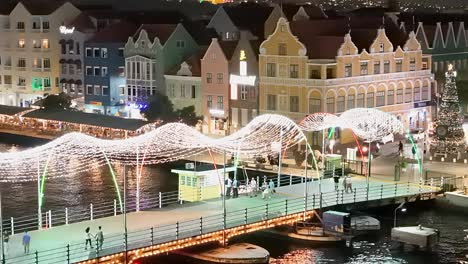 Wunderschöne-Helle-Weihnachtslichter,-Die-Nachts-über-Die-Pontonbrücke-Handelskade-In-Willemstad,-Curacao-Gespannt-Sind