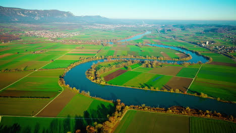 Sinuoso-Río-Aare-A-Través-De-Campos-Verdes-Rurales-Cerca-De-Grenchen,-Solothurn,-Suiza