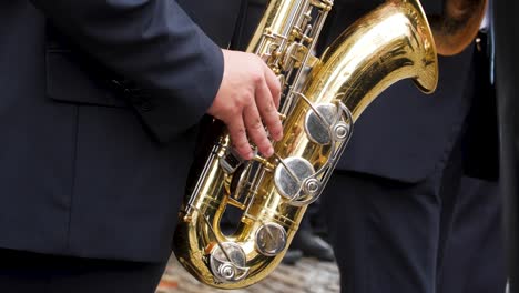 Mann-Spielt-Saxophon-Bei-Der-Portugiesischen-Kulturparade-In-Portugal