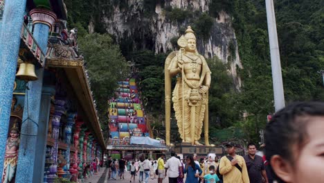 Touristen-Erkunden-Die-Batu-Höhlen,-Das-Wahrzeichen-Von-Kuala-Lumpur