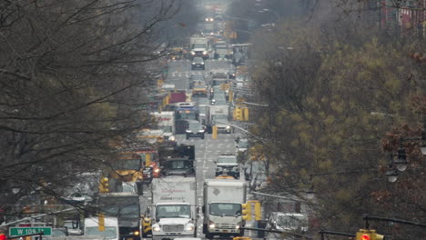 Telephoto-Time-Lapse-of-Traffic-on-New-York-City-Street