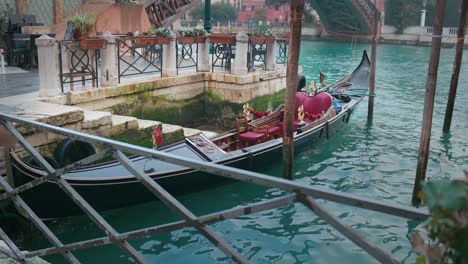 Venetian-Gondolas-on-Misty-Canal-at-Dawn,-Italy