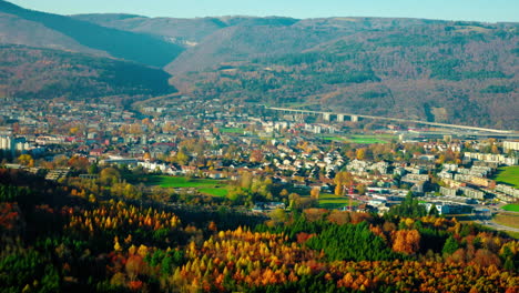 Panorama-De-Biel---Suburbios-De-Bienne-Con-árboles-De-Finales-De-Otoño-En-El-Cantón-De-Berna,-Suiza