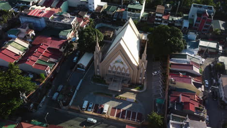 Vista-Aérea-Alrededor-De-La-Iglesia-De-Cristo---Local-De-Sacramento,-En-Sunny-Manila,-Filipinas