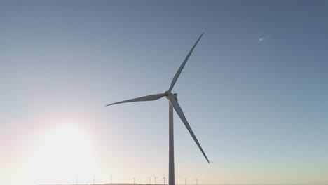 Rotierende-Windkraftanlagen-über-Bergen-In-Portugal-Bei-Sonnenuntergang