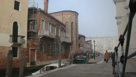 Nebliger-Morgen-Entlang-Eines-Venezianischen-Kanals