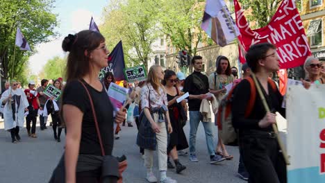 Grupo-De-Activistas-Marchando-Por-El-Clima-En-Estocolmo,-Día-Soleado,-Sosteniendo-Pancartas
