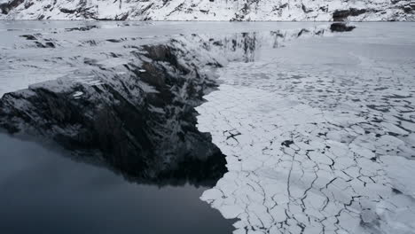 POV-Aufnahmen-Einer-Winterlichen-Bootsfahrt-Durch-Den-Norwegischen-Geirangerfjord,-Mit-Atemberaubenden-Ausblicken-Auf-Das-Eis-Im-Wasser-Von-Den-Umliegenden-Schneebedeckten-Bergen-Aus