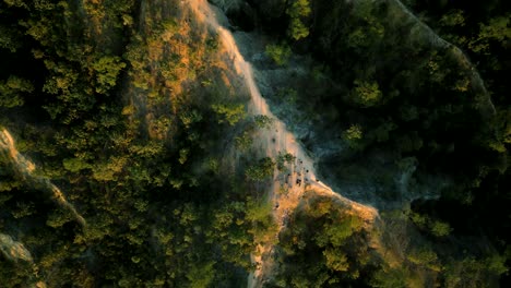 Imágenes-De-Drones-Aéreos-De-Naturaleza-Cinematográfica-De-4k-De-Las-Hermosas-Montañas-De-Mae-Hong-Son-En-El-Famoso-Cañón-Junto-A-Pai,-Tailandia-Durante-La-Puesta-De-Sol