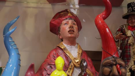 Touristen-Souvenir-Figurenstatuetten-Im-Italienischen-Kuriositätenladen-Ausgestellt
