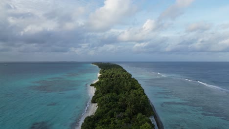 Lush-long-sandbar-amid-Indian-Ocean-in-Dhigurah,-Maldives,-Aerial