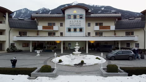 El-Hotel-Y-Spa-De-Lujo-Alpen-Palace-Se-Encuentra-Junto-Al-Río-Ahr-En-Las-Montañas-Dolomitas-En-Italia.