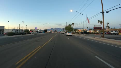 Standpunkt---Einfahren-In-Der-Nähe-Des-Sonnenuntergangs-In-Tucson-Auf-Der-Craycroft-Road