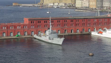 Barcos-Guardacostas-Atracados-En-La-Zona-Del-Muelle-Del-Puerto-De-Cruceros-De-Nápoles