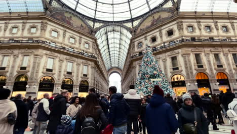 Vorwärts,-Annäherung-An-Den-Weihnachtsbaum-Im-überfüllten-Serravalle-Outlet-Mailand,-Italien