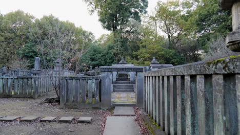 In-Japan-Werden-Die-Verstorbenen-Eingeäschert-Und-Ihre-Asche-In-Steinerne-Grabsteine-Gelegt,-Die-Der-Familie-Gewidmet-Sind