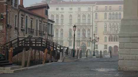 Foggy-Venetian-alley-and-bridge-at-dawn,-Italy