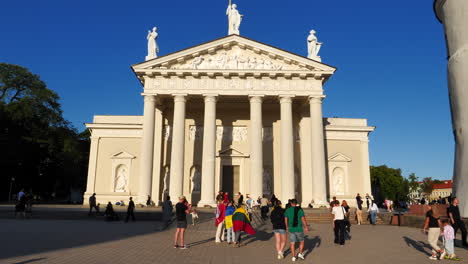 Catedral-De-La-Basílica-De-San-Estanislao-Y-San-Ladislao-Iglesia-Principal-De-Vilnius-En-Lituania-Pintoresca-Plaza-De-La-Catedral-Al-Atardecer