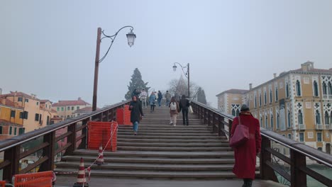 Neblige-Venezianische-Brücke-Mit-Fußgängern