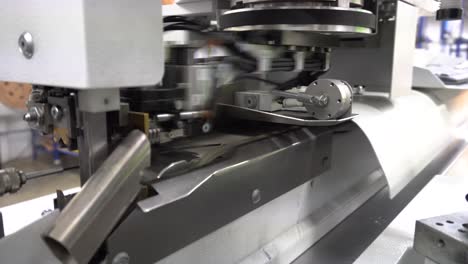 Automatisierte-Robotermontagemaschine-In-Einer-Fabrikumgebung