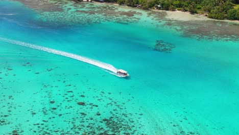Barco-Atravesando-Las-Aguas-Poco-Profundas-De-La-Laguna-De-Tahití,-Polinesia-Francesa-Durante-La-Marea-Baja.
