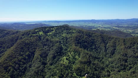 Vistas-Verdes-Del-Bosque-Y-La-Montaña-En-El-Valle-De-Currumbin-En-Gold-Coast,-Queensland,-Australia---Toma-Aérea-De-Drones