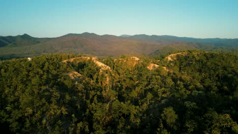 4K-Filmische-Naturluftdrohnenaufnahmen-Der-Wunderschönen-Berge-Von-Mae-Hong-Son-Am-Berühmten-Canyon-Neben-Pai,-Thailand-Während-Des-Sonnenuntergangs
