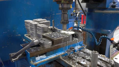 Arbeiter-Bohrt-Metall-Mit-Einer-Tischbohrmaschine-In-Einer-Fabrikumgebung
