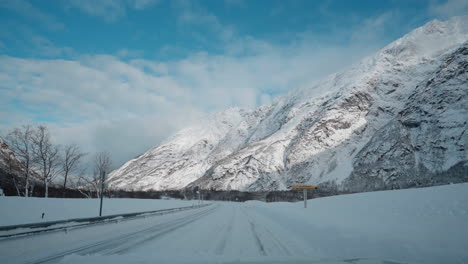 Imágenes-De-Conducción-En-Primera-Persona-En-Carreteras-De-Montaña-Nevadas-Durante-El-Invierno