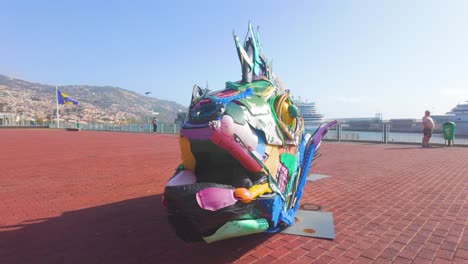 Bunte-Riesige-Fischskulptur-Aus-Recyceltem-Plastikmüll-Im-Hafen-Von-Funch-Auf-Der-Insel-Madeira,-Portugal