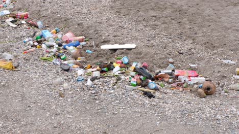 Umweltkatastrophe-Mit-Haufen-Von-Plastikmüll-Und-Müll,-Die-Bei-Flut-Auf-Einer-Tropischen-Insel-In-Osttimor,-Südostasien,-An-Den-Strand-Gespült-Wurden