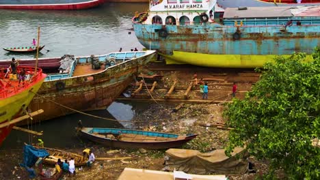 Hafen-Von-Dhaka-Werft-Mit-Schiffen-Auf-Dem-Buriganga-Fluss,-Drop-Down-Ansicht-Per-Drohne-In-Bangladesch,-Südasien