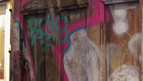 Stadtgraffiti,-Mehrfarbig,-Mit-Sprühfarbe-Bemalte-Wände-Und-Türen,-Nahaufnahme