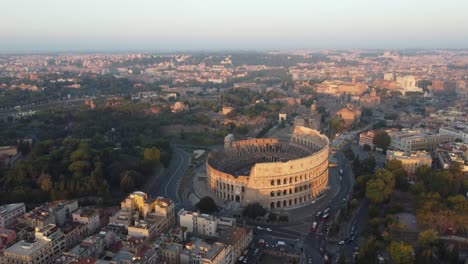 Coliseo-De-Roma-Iluminado-Por-Los-Rayos-Del-Sol-Desde-Un-Dron-Aéreo-Disparado-Al-Amanecer-O-Al-Atardecer