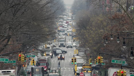 Traffic-Moving-up-New-York-City-Avenue-in-Time-Lapse