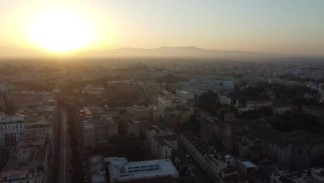 Erstaunliche-Luftaufnahme-Der-Stadt-Rom-Mit-Den-Sonnenstrahlen-Bei-Sonnenuntergang-Oder-Sonnenaufgang