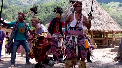 Una-Reunión-De-Timorenses-Que-Realizan-Una-Danza-Ceremonial-Tradicional-De-Bienvenida-Cultural-Con-Armas-De-Espada-En-Los-Distritos-Remotos-De-Timor-Oriental,-En-El-Sudeste-Asiático.