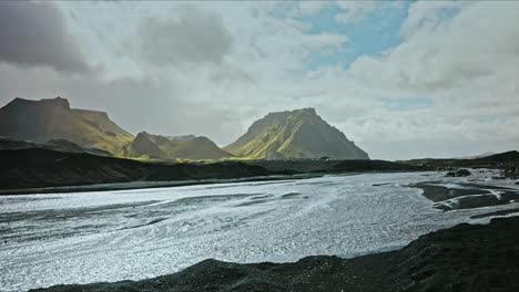 Panoramablick-Auf-Die-Isländische-Vulkanlandschaft