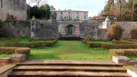 Castillo-Histórico-De-Bocaud-Jacou-Grand-Stairs,-Francia---Vuelo-Aéreo