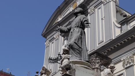 Christliche-Statue-Skulptur-Des-Heiligen-Mit-Offenen-Armen-Vor-Der-Italienischen-Kirche