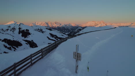 Luftaufnahme-Der-Schneebedeckten-Berge-Reiterkogel-Und-Hasenauer-Kopfl-Im-Winter-Bei-Sonnenaufgang-In-Hinterglemm,-Österreich