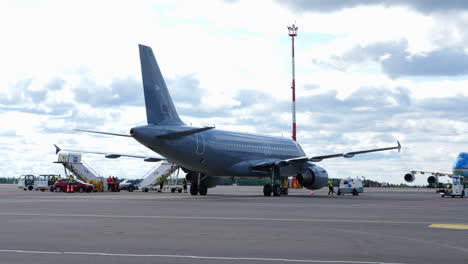 Avión-A319-De-La-Fuerza-Aérea-Húngara-Estacionado-En-La-Pista-Del-Aeropuerto-De-Vilnius-Para-Asistir-A-La-Cumbre-De-La-OTAN-En-Lituania