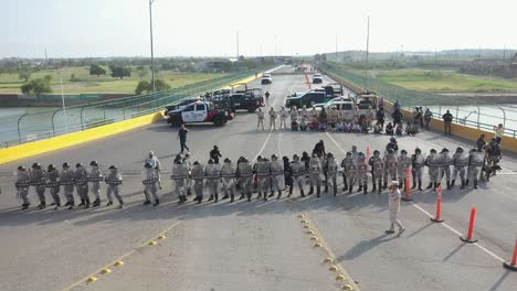 Simulacro-De-Migración-Entre-La-Policía-Fronteriza-Mexicana-Y-La-Patrulla-Fronteriza-En-El-Puente-Internacional